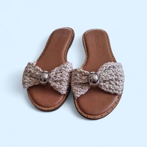 💋Steve Madden Tan Sandals with Silver Detail💋